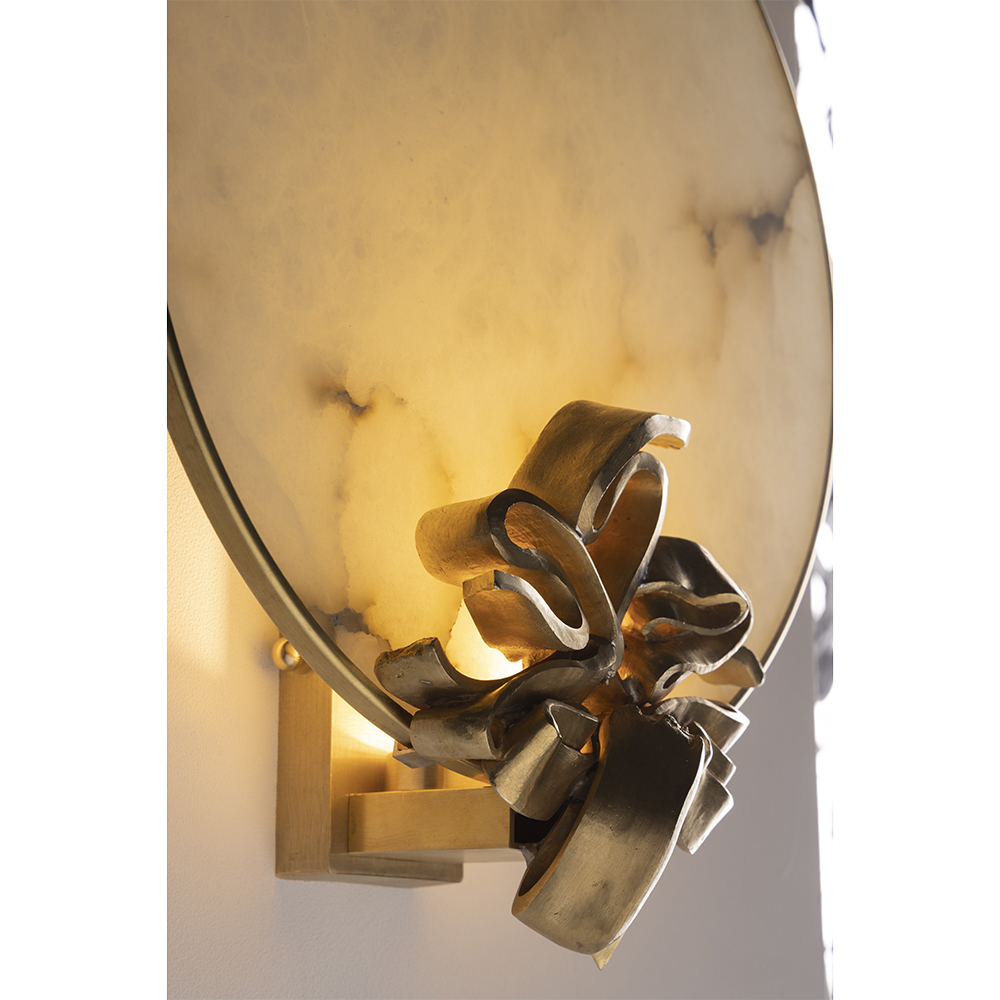 Applique in ottone e fusioni di bronzo con alabastro.
